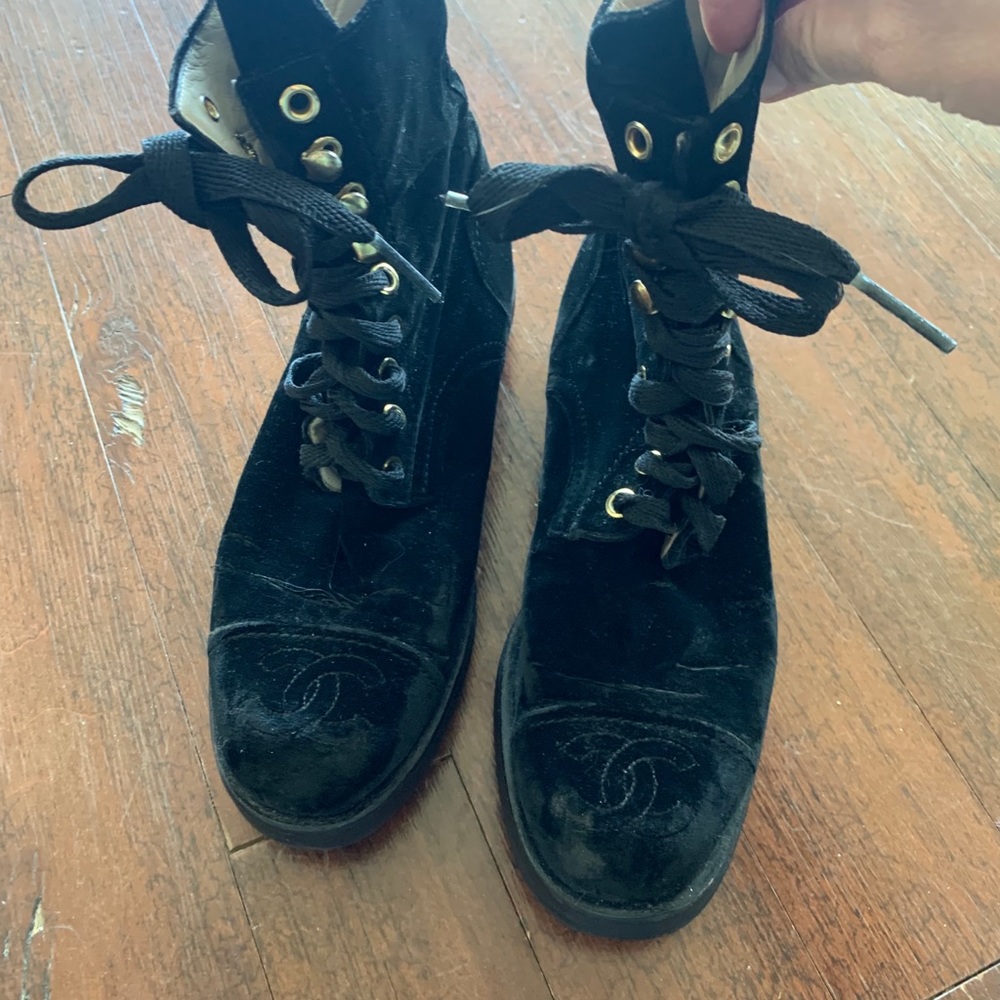 Vintage 90’s Chanel logo black lace up combat boot
